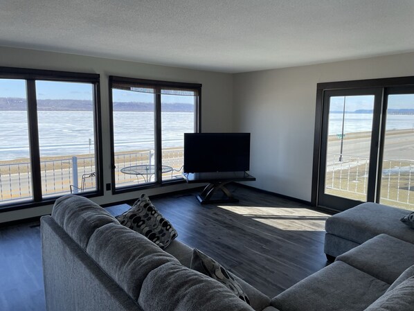 Appart'hôtel, 3 chambres, accès piscine, vue lac | Coin séjour