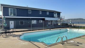 Kauden mukainen ulkouima-allas