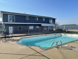 Una piscina al aire libre de temporada
