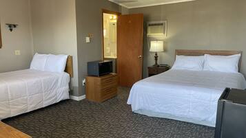 Kahden hengen huone, pääsy uima-altaalle, järvinäköala | Ilmainen Wi-Fi, vuodevaatteet