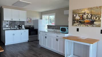 Condo, 3 Bedrooms, Pool Access, Lake View | Private kitchen