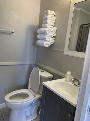Double Room, Pool Access, Lake View | Bathroom