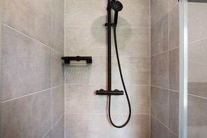 Baignoire, sèche-cheveux