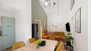 Un interior moderno con comedor, cocina y sala de estar.