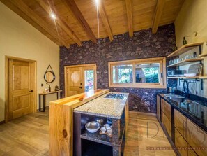 Mikrowelle, Wasserkocher mit Kaffee-/Teezubehör, Toaster, Esstisch