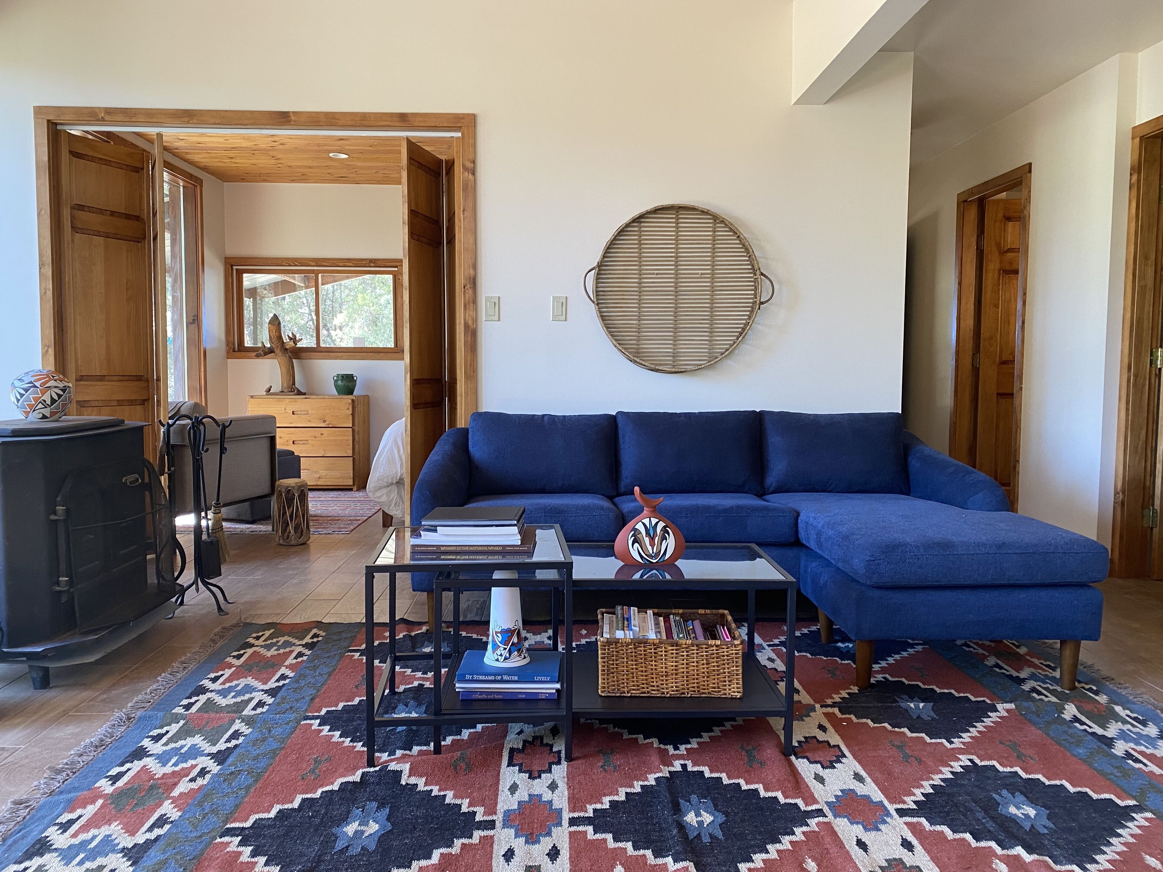 智能電視、壁爐、DVD 播放機