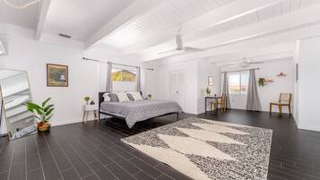 4 chambres, bureau, fer et planche à repasser, lit parapluie