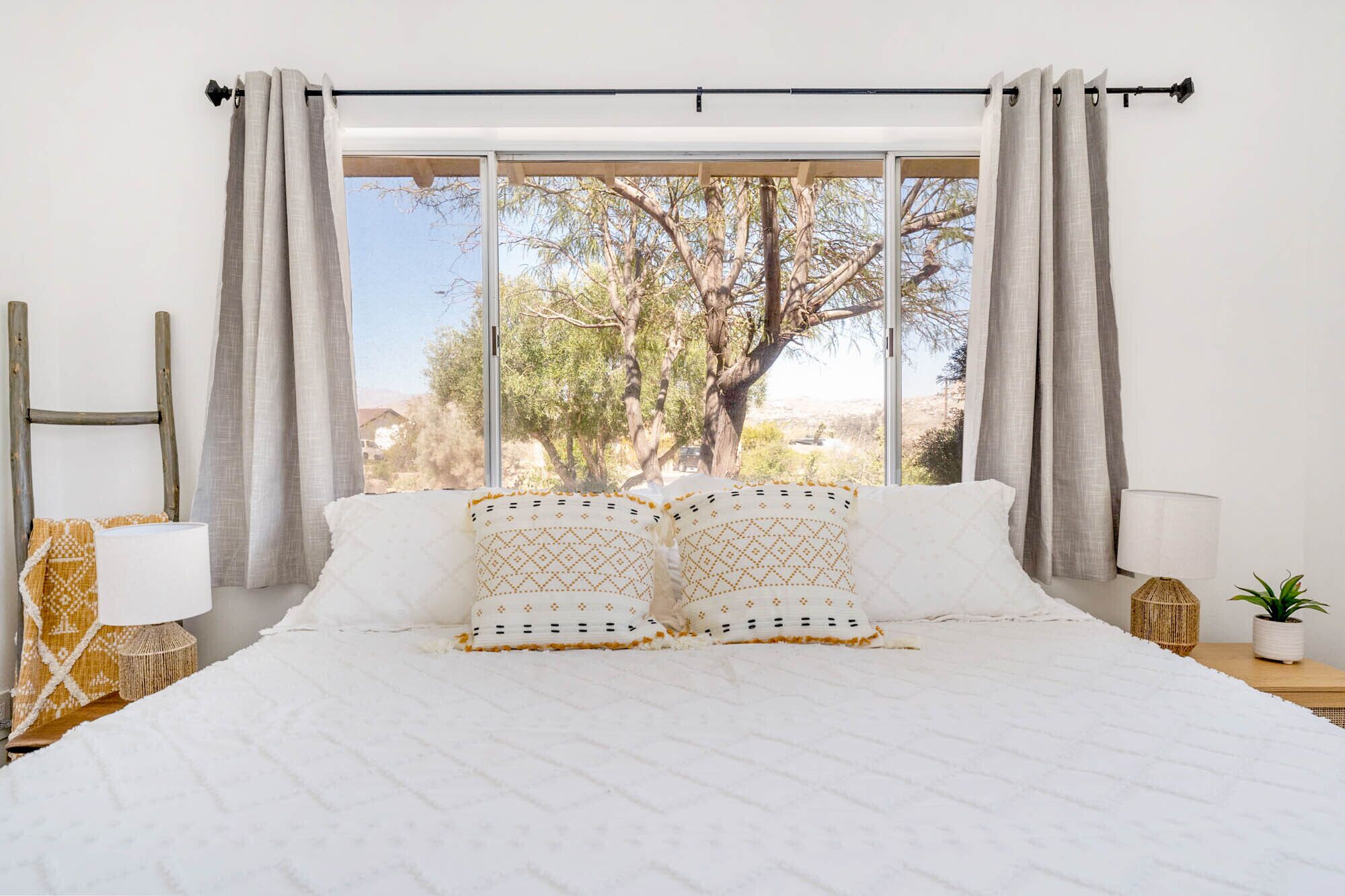 4 makuuhuonetta, työpöytä, silitysrauta/-lauta, vauvan matkasänky