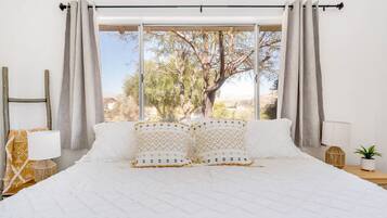 4 makuuhuonetta, työpöytä, silitysrauta/-lauta, vauvan matkasänky