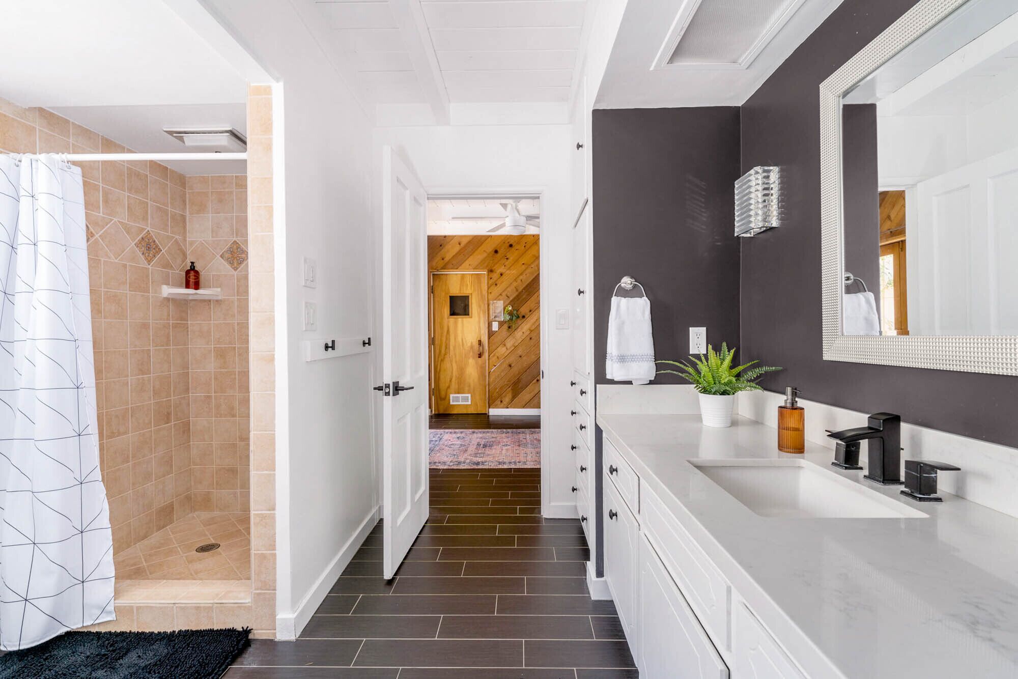 Duschwanne, Haartrockner, Bidet, Handtücher