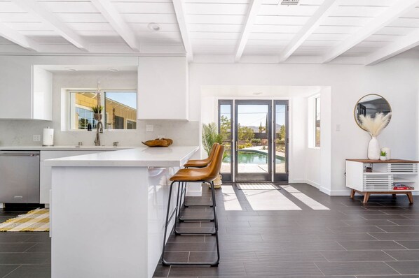 雪櫃、微波爐、焗爐、爐具