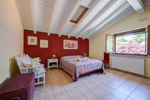 3 makuuhuonetta, silitysrauta/-lauta, ilmainen Wi-Fi, vuodevaatteet