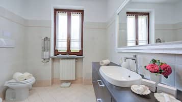 Ensemble douche/baignoire, bidet, serviettes fournies