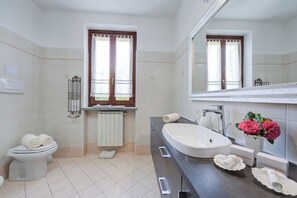 Ducha y bañera combinadas, bidé y toallas