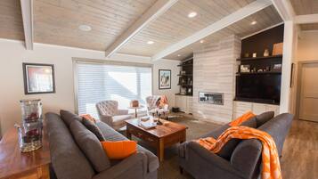 Smart-TV, Kamin, Bücher, Computerbildschirme