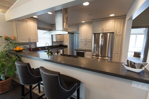 雪櫃、微波爐、焗爐、爐具