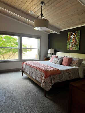 3 間睡房、書桌、熨斗/熨衫板、可攜式嬰兒床