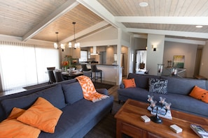Smart TV, fireplace, books, computer monitors - Rattlesnake Paradise , 5 min. to hiking & charming downtown. Quiet neighborhood. (Missoula)