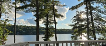 Charming 3 bedroom on Beech Hill Pond close to Ellsworth and Bar Harbor WiFi, AC