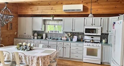 Charming 3 bedroom on Beech Hill Pond close to Ellsworth and Bar Harbor WiFi, AC