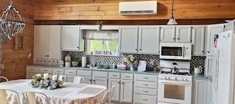 Charming 3 bedroom on Beech Hill Pond close to Ellsworth and Bar Harbor WiFi, AC