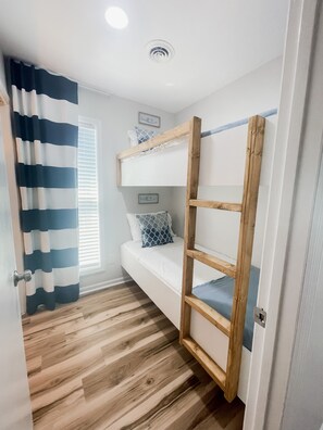 2 bedrooms, travel crib, free WiFi, bed sheets - ☀️Cozy 2Br Beach House☀️ with Private Beach Access! (North Topsail Beach)