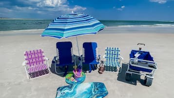 Vlak bij het strand, ligstoelen aan het strand