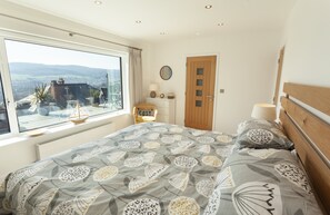 2 عدّة غرف نوم ومكواة/لوح كي وخدمة الإنترنت وملاءات أسرّة