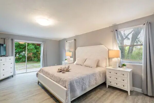 4 habitaciones, tabla de planchar con plancha y cuna de viaje 