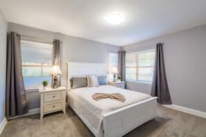 4 habitaciones, tabla de planchar con plancha y cuna de viaje 