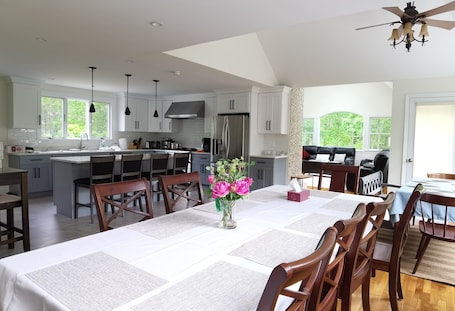 Dining. Beautiful home in Orleans. Park, Beach, Lake & Ocean. Telsa charge