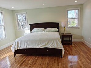 7 bedrooms, desk, iron/ironing board, free WiFi - Beautiful home in Orleans. Park, Beach, Lake & Ocean.  Telsa charge (Orleans)