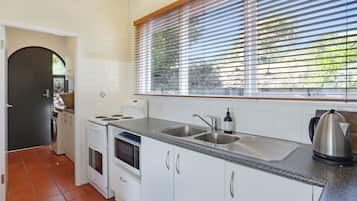 Frigorífico, microondas, horno y lavavajillas