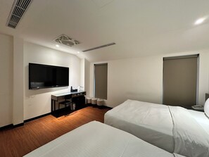 Comfort Quadruple Room, 2 Katil Kelamin (Double), Non Smoking | Gebar bulu kapas, meja, Wi-fi percuma, cadar katil 