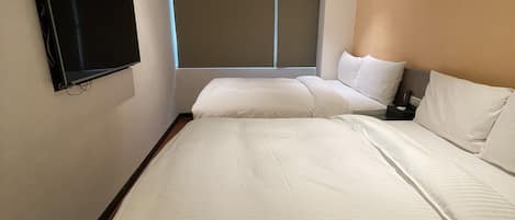 Cubrecamas, escritorio, wifi gratis y ropa de cama