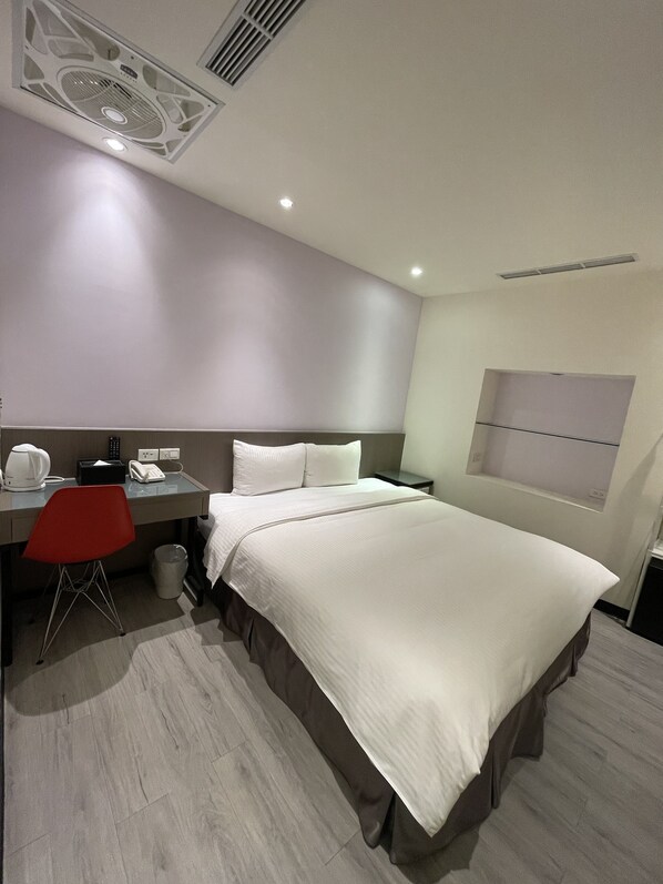 Cubrecamas, escritorio, wifi gratis y ropa de cama 