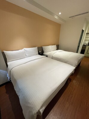 Comfort Quadruple Room, 2 Double Beds, Non Smoking | Down comforters, desk, free WiFi, bed sheets - Cheng Guang Inn (Taipei)