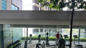 Une salle de sport intérieure équipée de divers appareils d’exercice, notamment des tapis de course, des vélos d’appartement et des appareils de musculation.