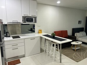 40-inch LED TV with cable channels, TV, fireplace - Summer Suites KLCC by Luna (Kuala Lumpur)