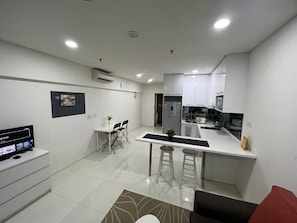 1 habitación, insonorización y tabla de planchar con plancha 