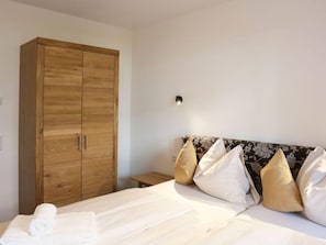 4 bedrooms, free Internet