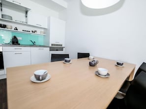 Fridge, oven, dishwasher, cookware/dishes/utensils