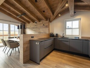 Kjøleskap, ovn, oppvaskmaskin og kjøkkenutstyr