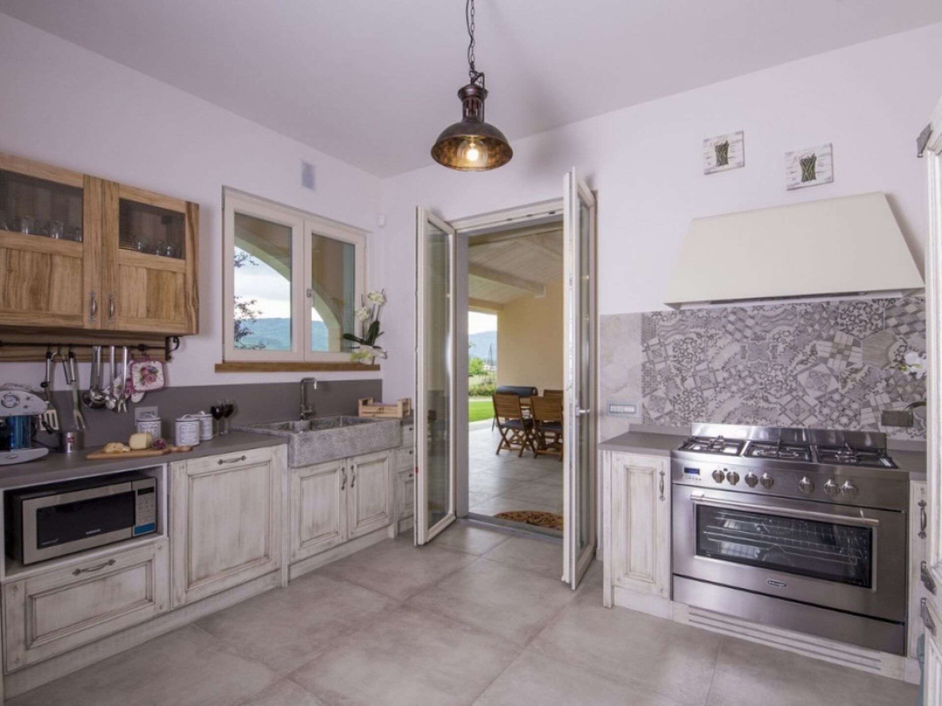 Kühlschrank, Mikrowelle, Geschirrspüler, Hochstuhl