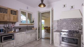 KĂŒhlschrank, Mikrowelle, GeschirrspĂŒler, Hochstuhl