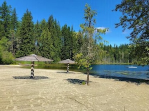 Una spiaggia nelle vicinanze, lettini da mare, teli da spiaggia