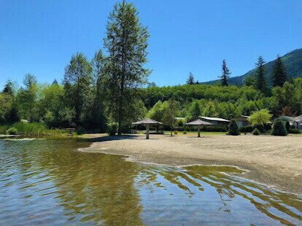 Beach nearby, sun-loungers, beach towels - Lakefront Log Cabin - Beaver Lake Resort - Legal short term rental (Lake Cowichan)