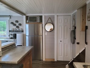 Frigorífico, microondas, horno y placa de cocina