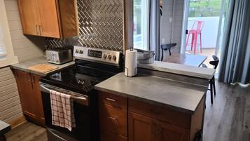 Frigorífico, microondas, horno y placa de cocina