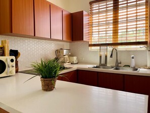 Refrigerador, microondas, cafetera y tetera y tostadora
